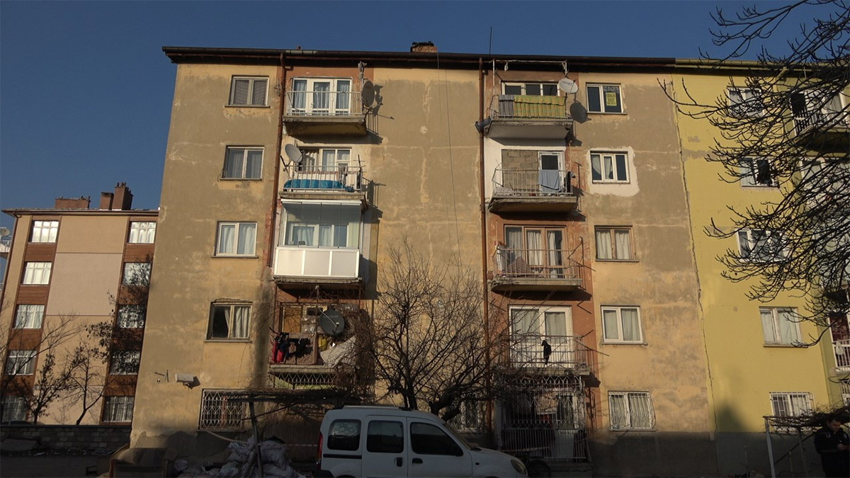 Konya'da apartmanda panik! 5 katlı bina boşaltıldı