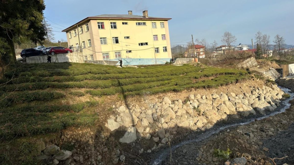 Rize’de heyelan sonrası okul bahçesinde çökme: Eğitime ara verildi
