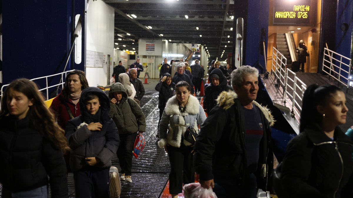 Ege'deki depremlerin ardından Santorini'den büyük seferberlik: Ek uçak seferleri kondu, gemiler art arda kalkıyor