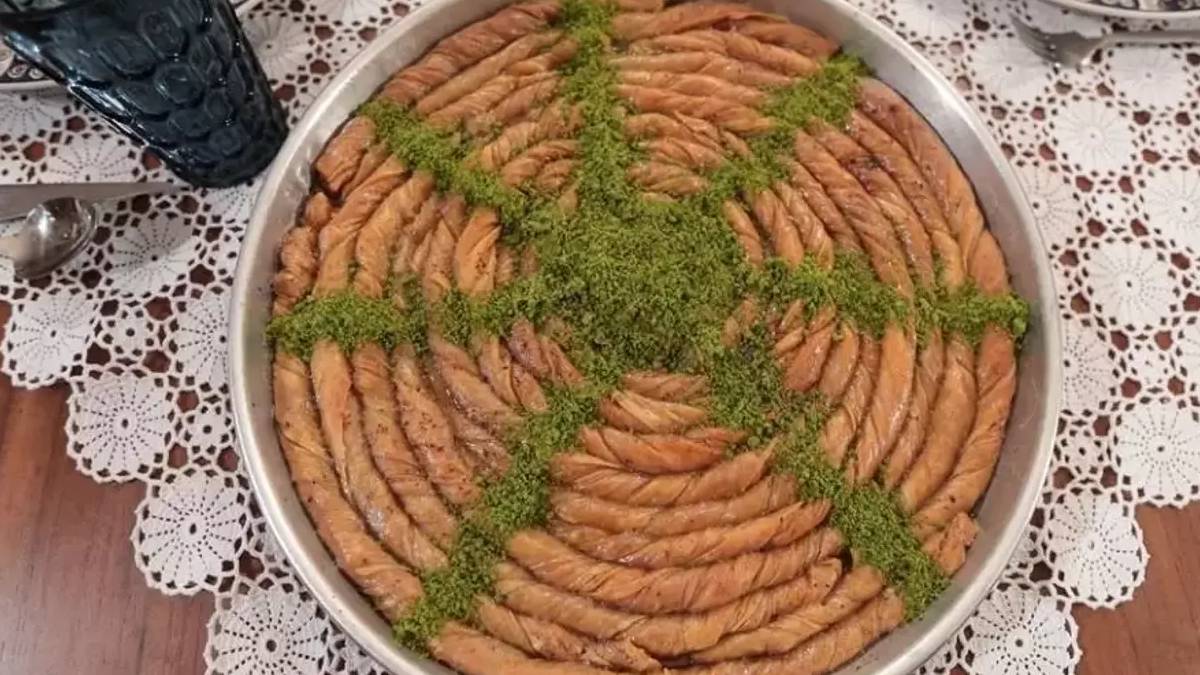 Özel günlerin favorisi olacak! Sadece Maraşlılar yapıyor, tadı damakta kalıyor: İşte Maraş kıvrım tatlısı tarifi…