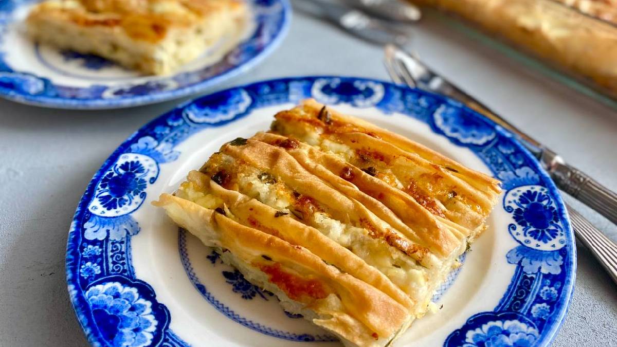 Kat kat ayrılıyor, her katı ayrı bir lezzet sunuyor! Çay saatlerine yakışan en güzel börek olacak! İşte büzgü böreği tarifi…