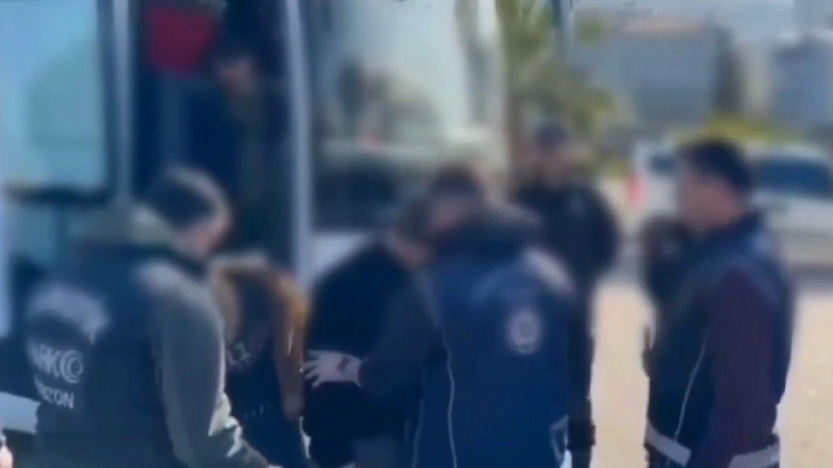 Otobüsün gizli bölmesinden 26 göçmen çıktı