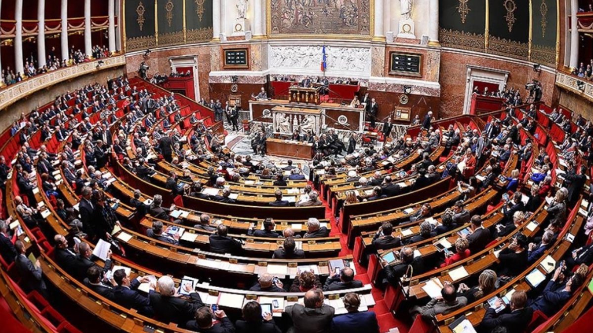 Fransa’da muhalefetten eski başbakan Barnier’i düşüren bütçe tasarısına karşı gensoru hazırlığı
