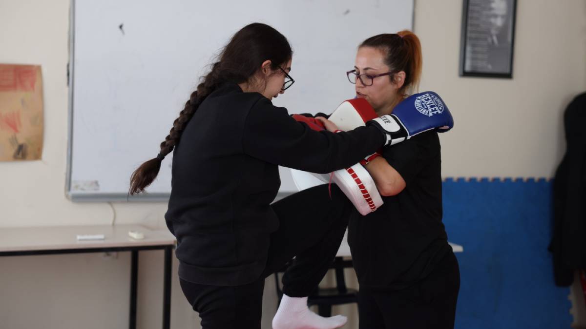 Bayraklılı kadınlar yakın savunma öğreniyor