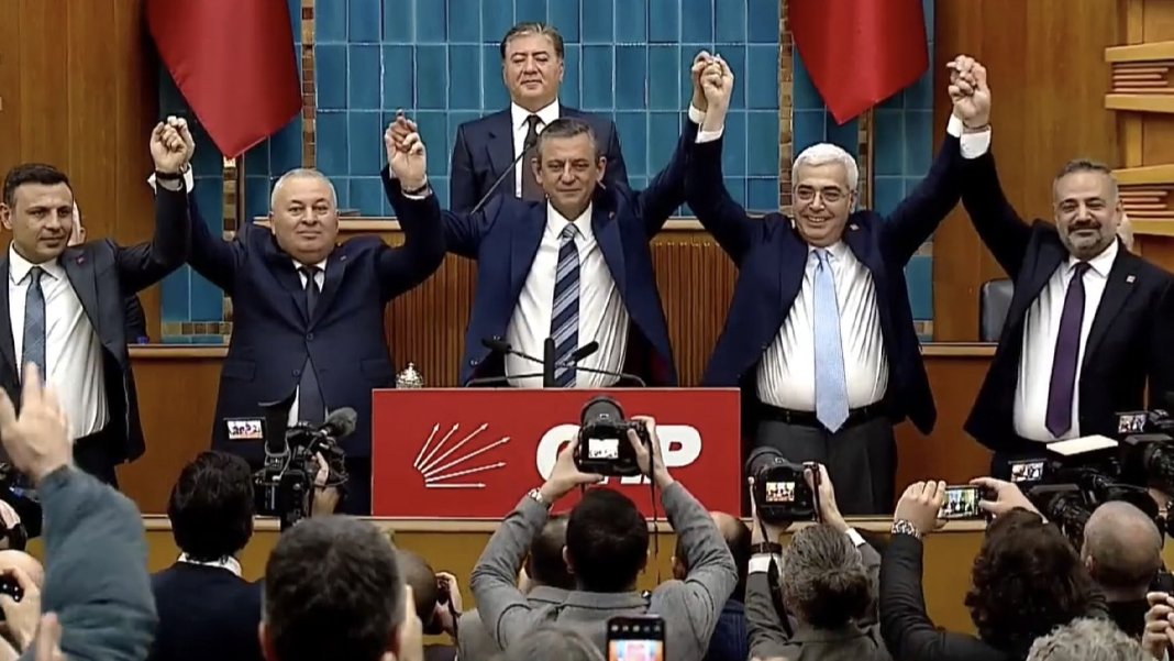 Cemal Enginyurt ve Salih Uzun CHP’ye katıldı: Rozetlerini Özgür Özel taktı