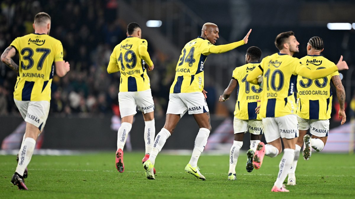 Fenerbahçe yaptığı "geri dönüşlerle" şampiyonluk yarışından kopmadı