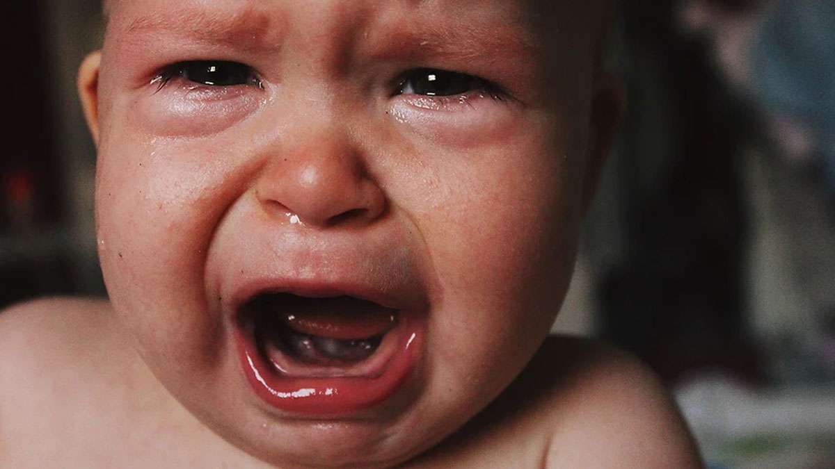 Bebeğiniz sürekli ağlıyor veya sinirliyse nedeni bu olabilir! Bebeklerde acil durum işaretlerine dikkat