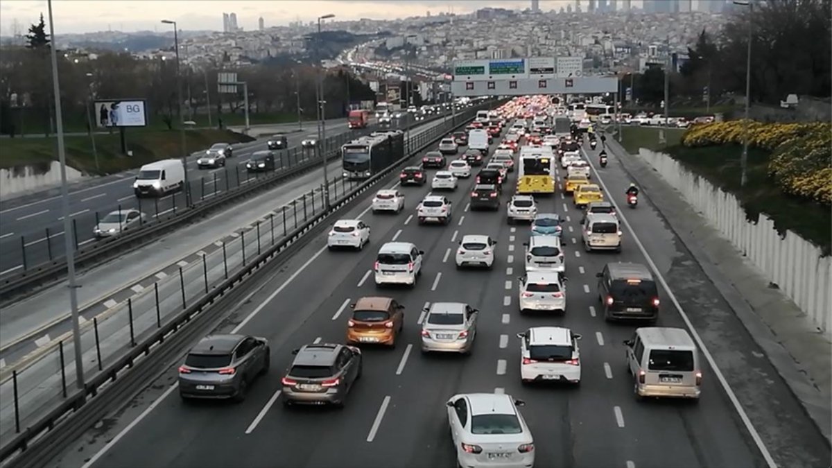 İstanbul'da sabah saatlerinde trafik yoğunluğu yaşandı