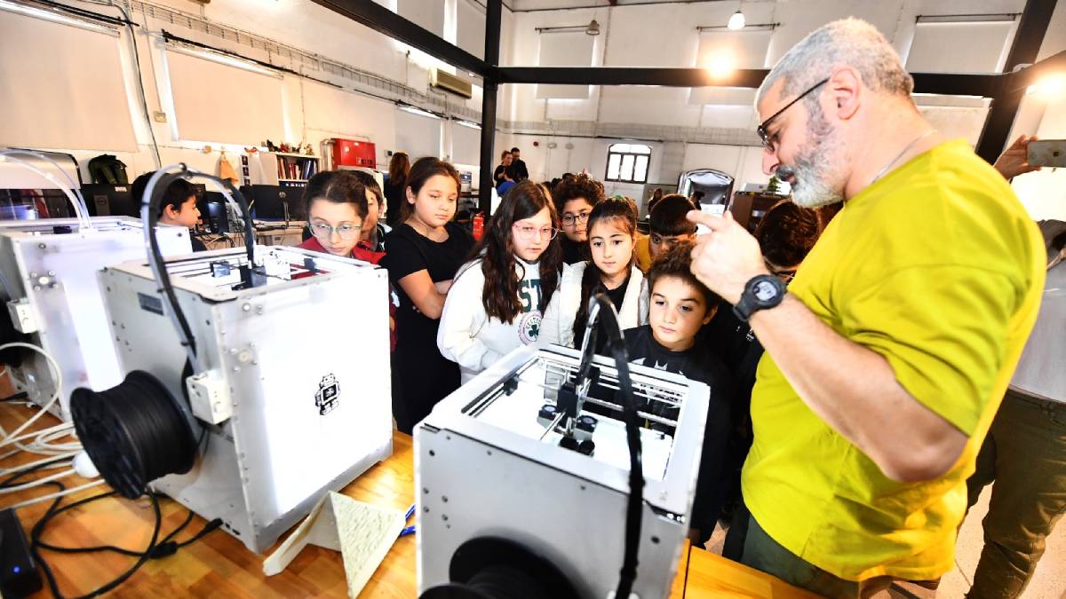 Geleceğin girişimcileri, fikirlerinin temellerini FabrikaLab İzmir’de attı ​​​​​​​