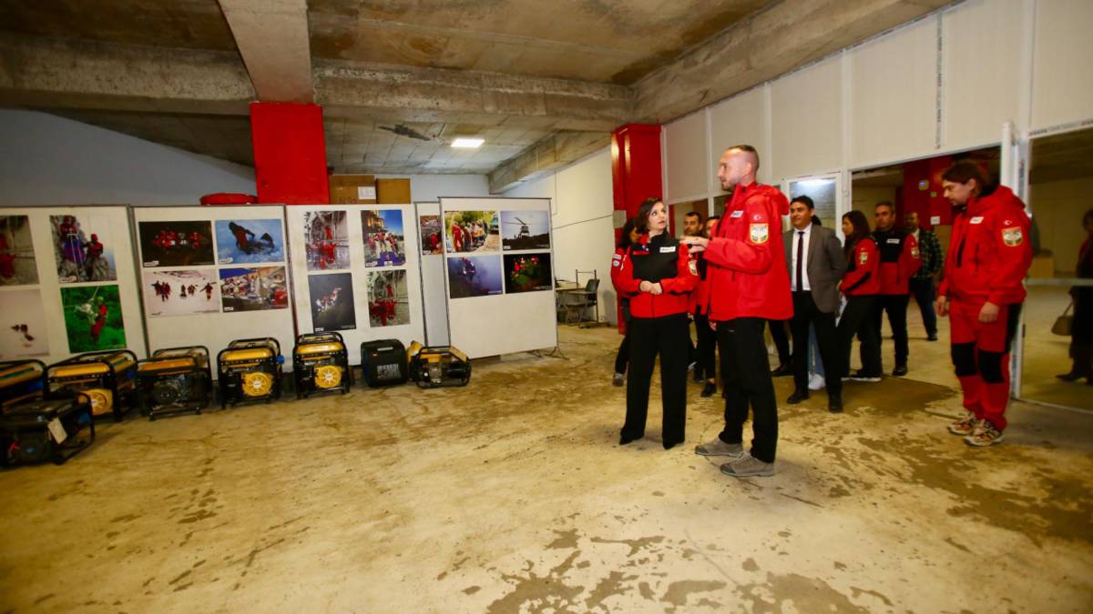 Başkan Kınay’dan depremin yıldönümünde AKUT’a anlamlı ziyaret