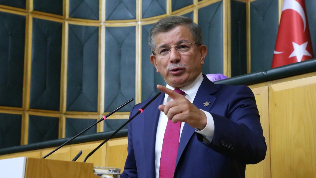 Davutoğlu: 6 Şubat için harcanan paralar nereye gitti? Bir yılda 319 bin konut yapacaklardı iki yılda 202 binini yaptılar