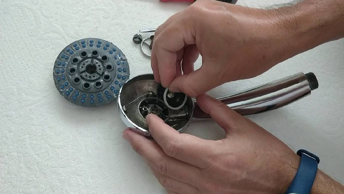 Duş başlığınız su mu kaçırıyor? Tek malzemeyle ilk günkü gibi yapın!