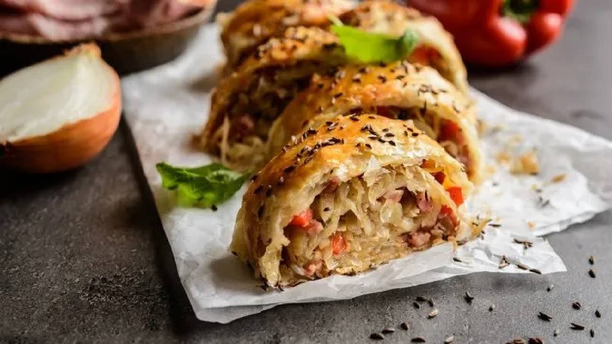 İç harcı içinden taşıyor, yağı bilekten akıyor! Lezzetiyle mest eden kıymalı börek tarifi…