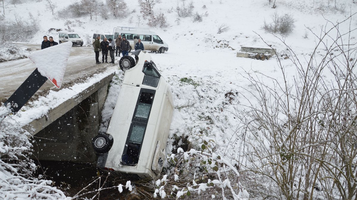 Samsun'da cenazeye giden minibüs buzlanan yolda devrildi: 15 yaralı
