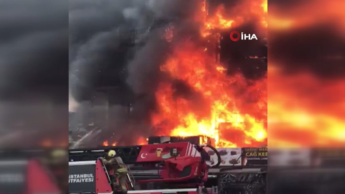 İstanbul'un göbeğinde yangın paniği! Tarihi Mısır Çarşısı yakınındaki bir restoran alevlere teslim oldu