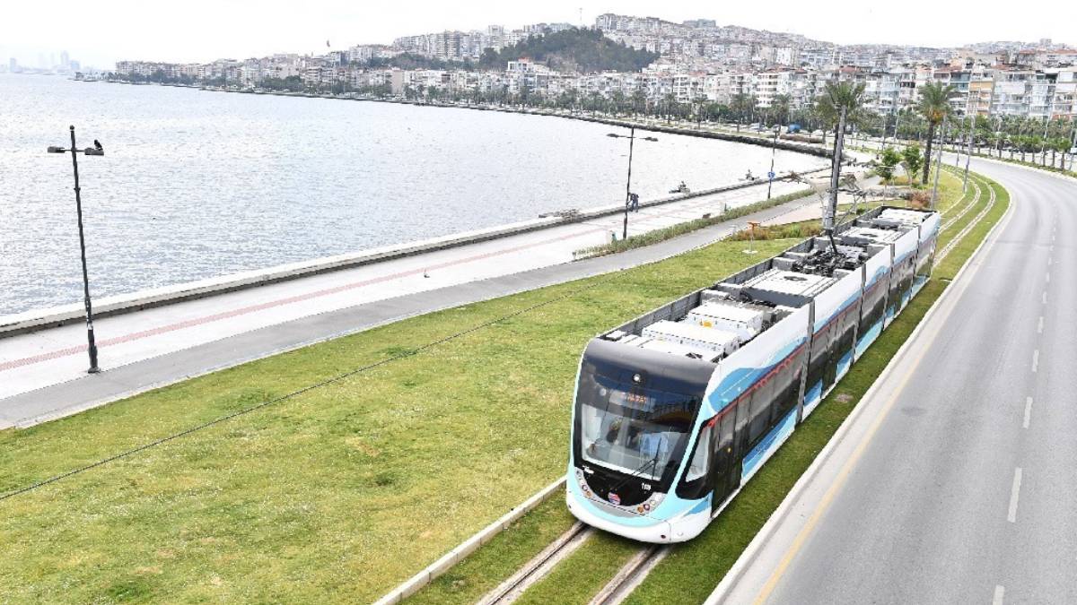 Konak Tramvayı seferlerine Karataş Yaya Üst Geçidi düzenlemesi