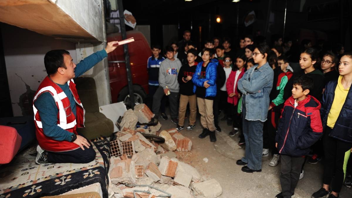 Karşıyaka Belediyesi’nden 3 bin 220 kişiye afet eğitimi