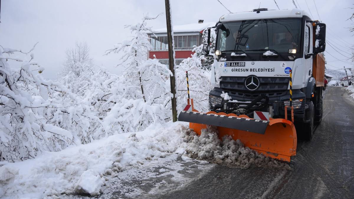 Giresun Belediyesi yüksek mahallelerde etkili olan kar yağışına anında müdahale etti
