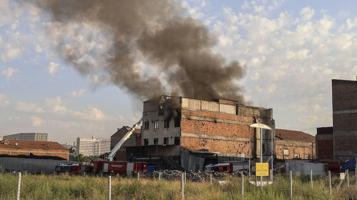 Ankara'da korkutan yangın: Karton deposu alevlere teslim