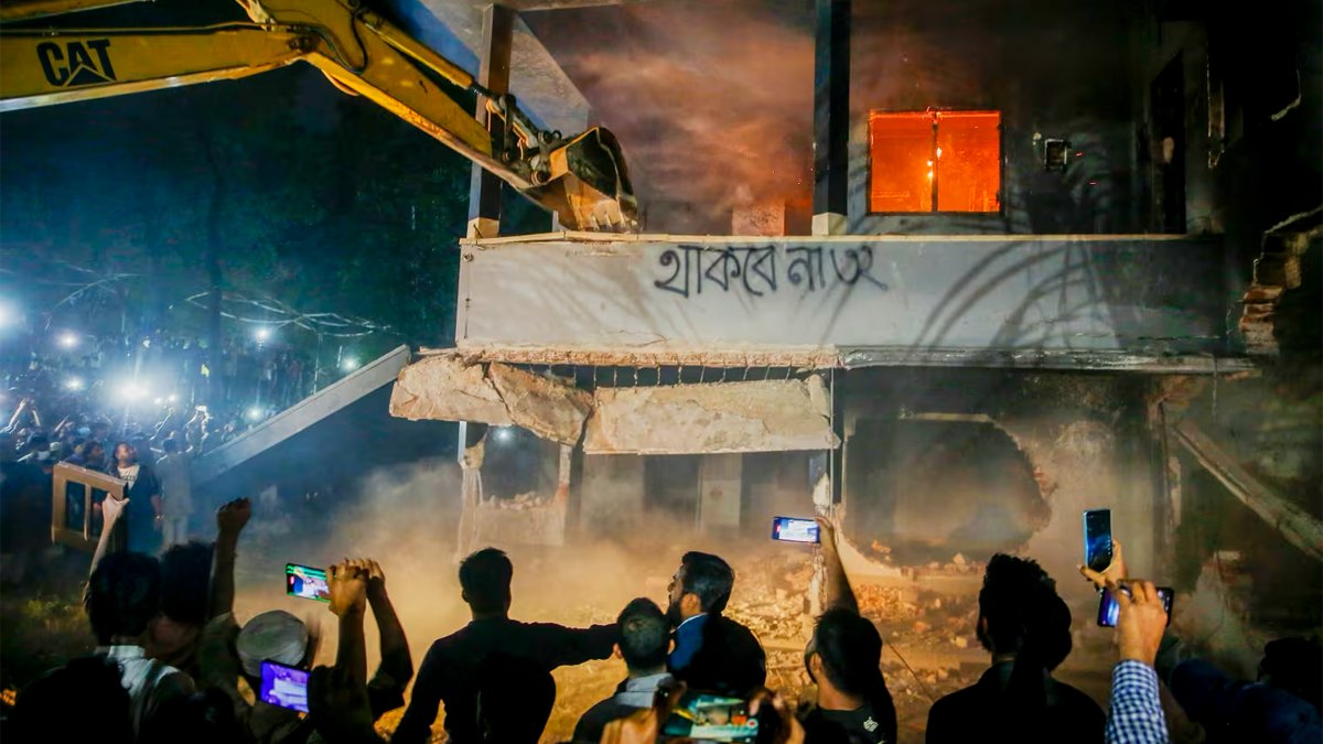 Bangladeş'te protestocular kurucu liderin evini ateşe verdi