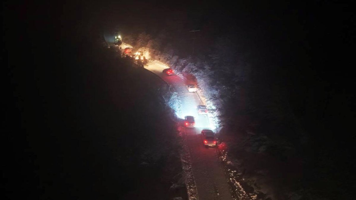 Sakarya'da yoğun kar: Mahsur kalan 25 araç kurtarıldı