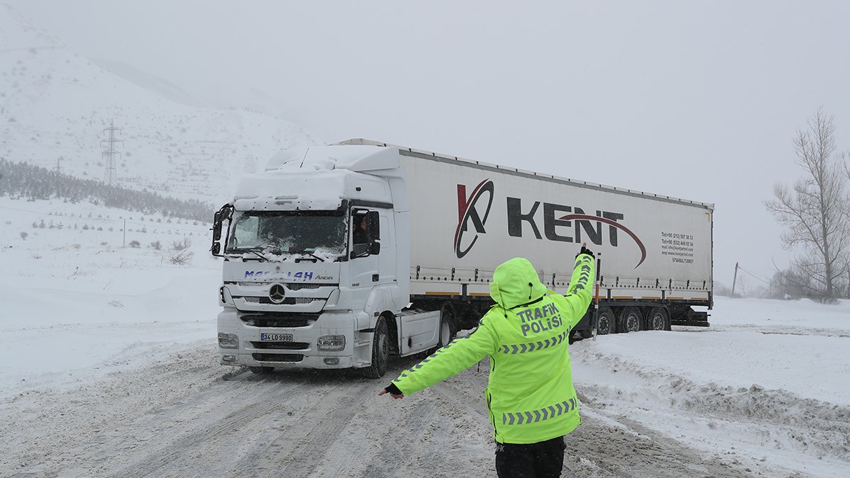 Kar yağışı 20 ilde hayatı felç etti: Yollar kapandı, kar kalınlığı 80 santimetreyi aştı