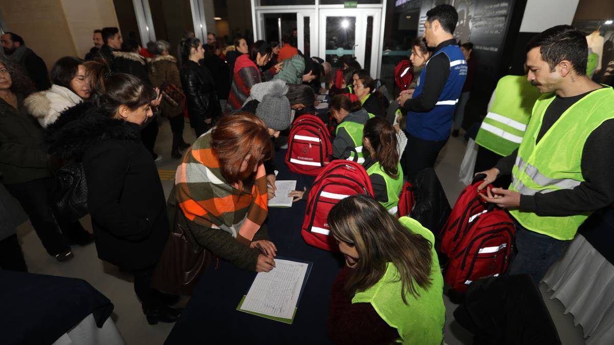 Büyükşehir Belediyesinden deprem çantası