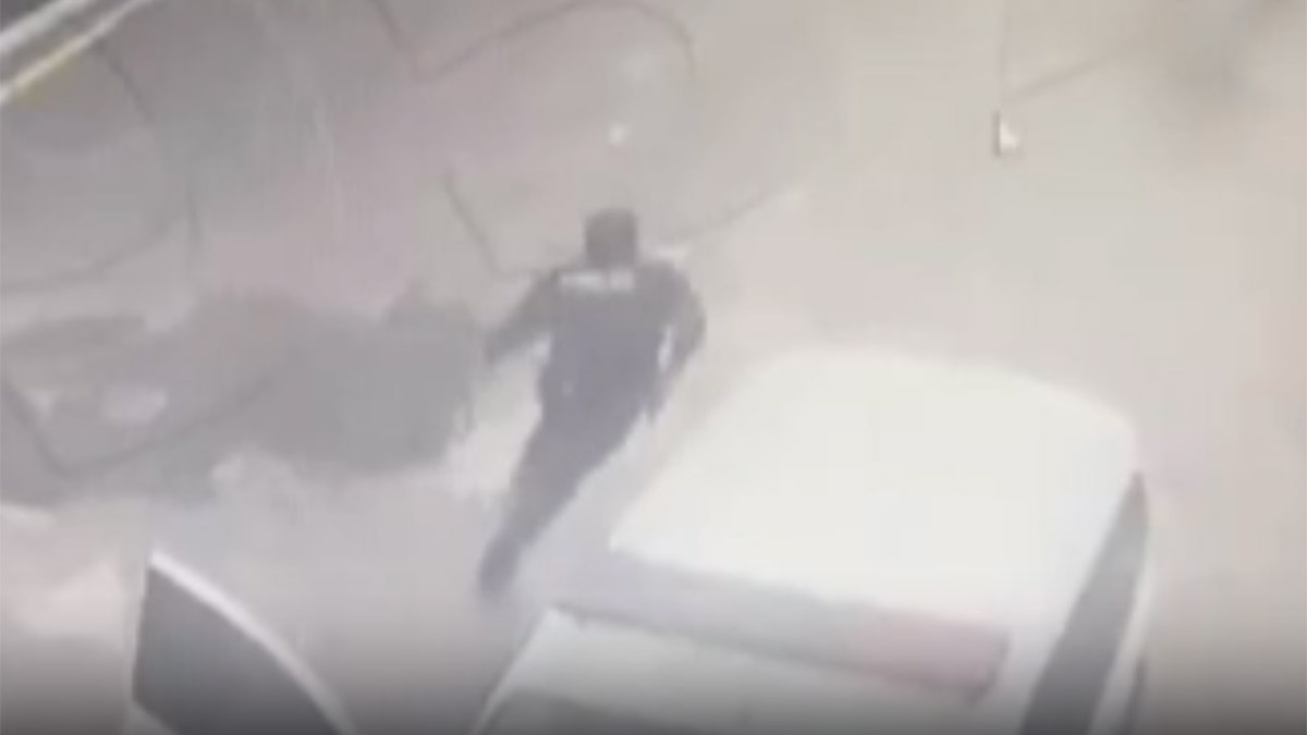 İstanbul'da sokak ortasında skandal olay! Devriye aracı içerisindeki polislere bıçaklı saldırı