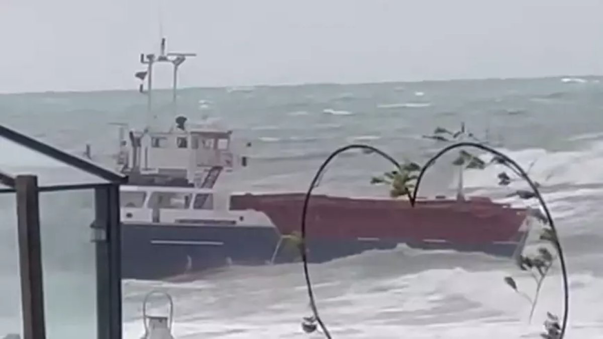 Kilyos'ta dalgalar kuru yük gemisini sürükledi