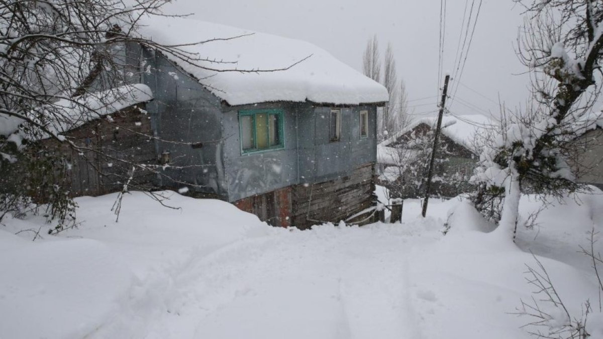 Kastamonu'da kar kalınlığı 60 santimetreyi aştı