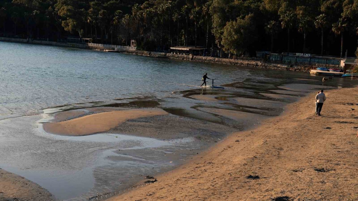 Akyaka’da deniz suyu 12 metre çekildi