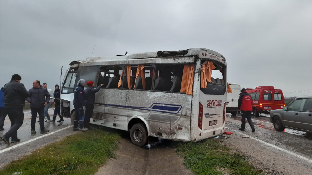 Balıkesir'de işçi servisi devrildi: 18 yaralı