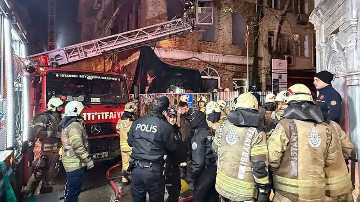 Kadıköy'de tarihi karakolda yangın; 1 ölü