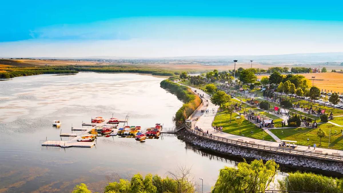 Ankara’nın denizi yok diyen yanılır! Kıyısında herkes keyif yapmaya gidiyor, tekne turları bile yapılıyor