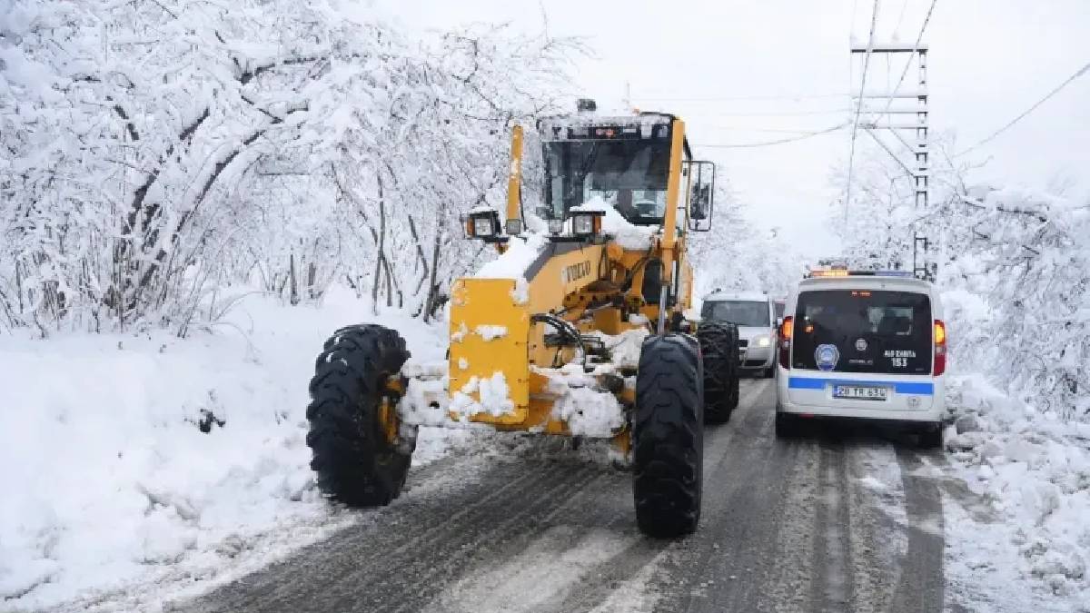 Karla mücadele ekibi Giresun’da yol kenarında ceset buldu