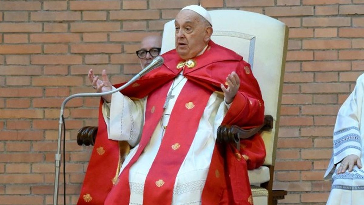 Papa nefes alamadı, konuşmasını yarım bıraktı