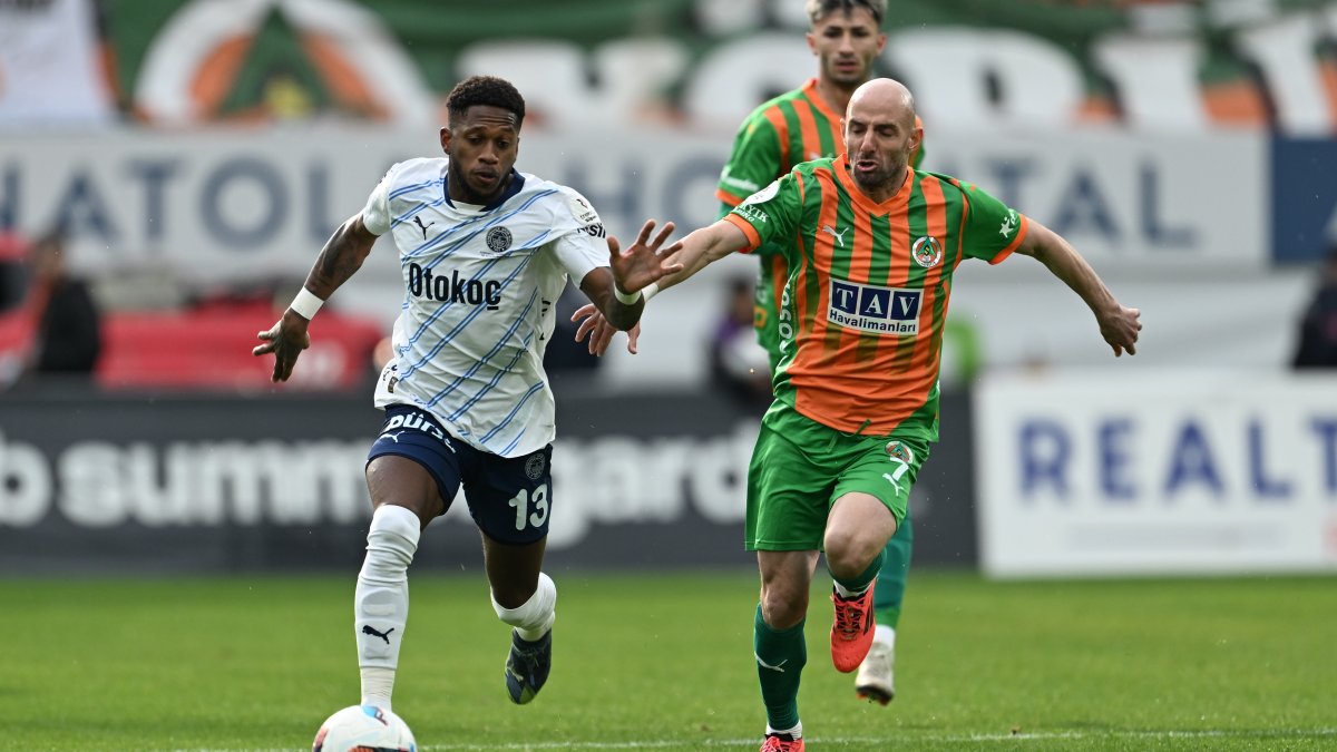 Fenerbahçe deplasmanda takılmadı: Sarı-lacivertli ekip, Alanyaspor'a karşı 2-0 kazandı