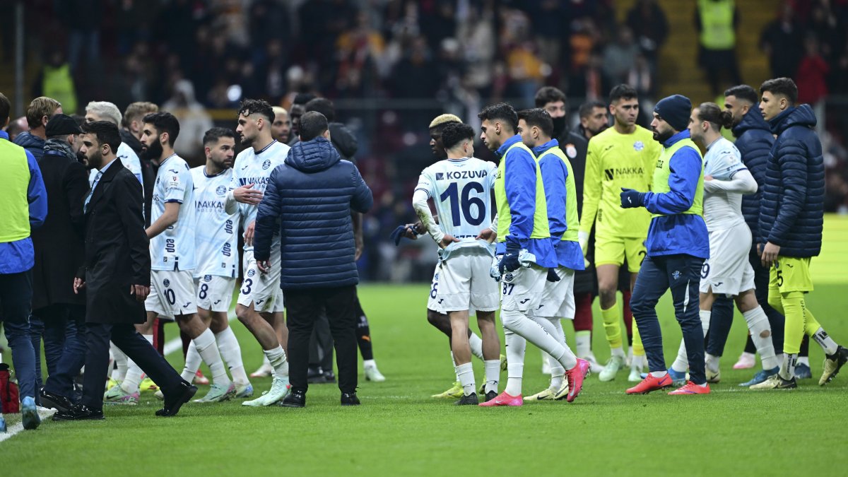 ŞOK! Adana Demirspor sahayı terk etti: Sahadan çekilmenin cezası nedir? Hangi cezaları alacak?