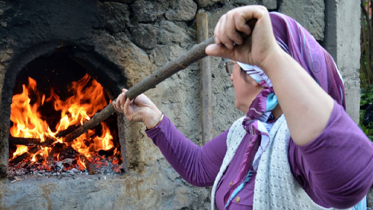 Taş fırında 8 saatte pişiyor, sabaha kadar bekletiliyor! Egeliler onsuz sofraya oturmuyor, lezzeti dünyada biliniyor