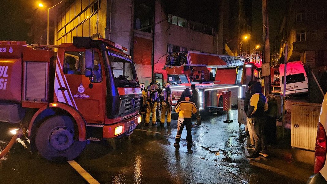 Bağcılar'da iplik atölyesinde yangın: 2 kişi yaralandı