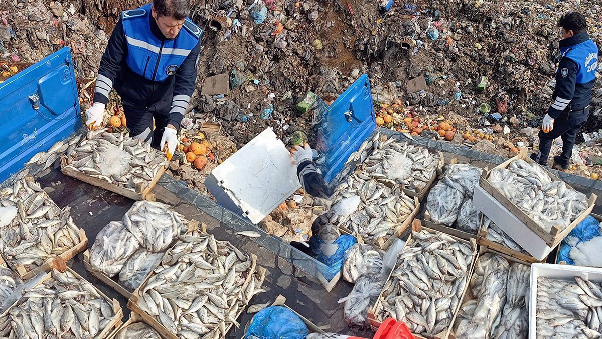 O kentte vatandaşlara bozuk balık yedireceklerdi! Balıkları çeşmede yıkarken yakayı ele verdiler