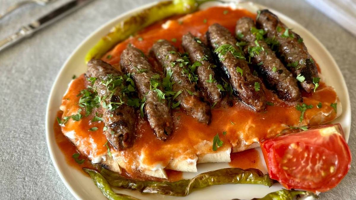 Lezzeti yollara düşürüyor, en uğrak noktalar arasında yer alıyor! İşte Manisa’nın meşhur kebap tarifi…