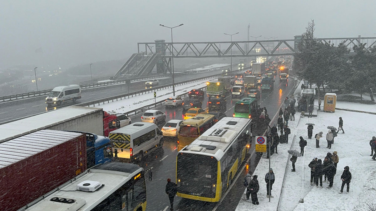 İstanbul’da kar yağışının etkisiyle ulaşımda aksamalar yaşanıyor