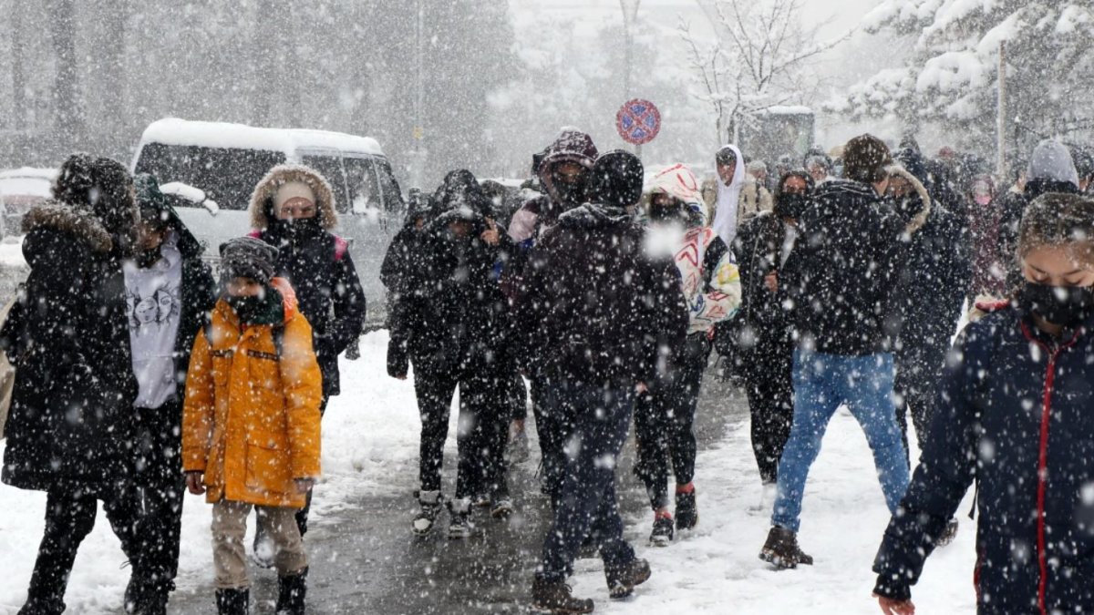 İstanbul'da eğitime kar engeli: 9 ilçede okullar tatil