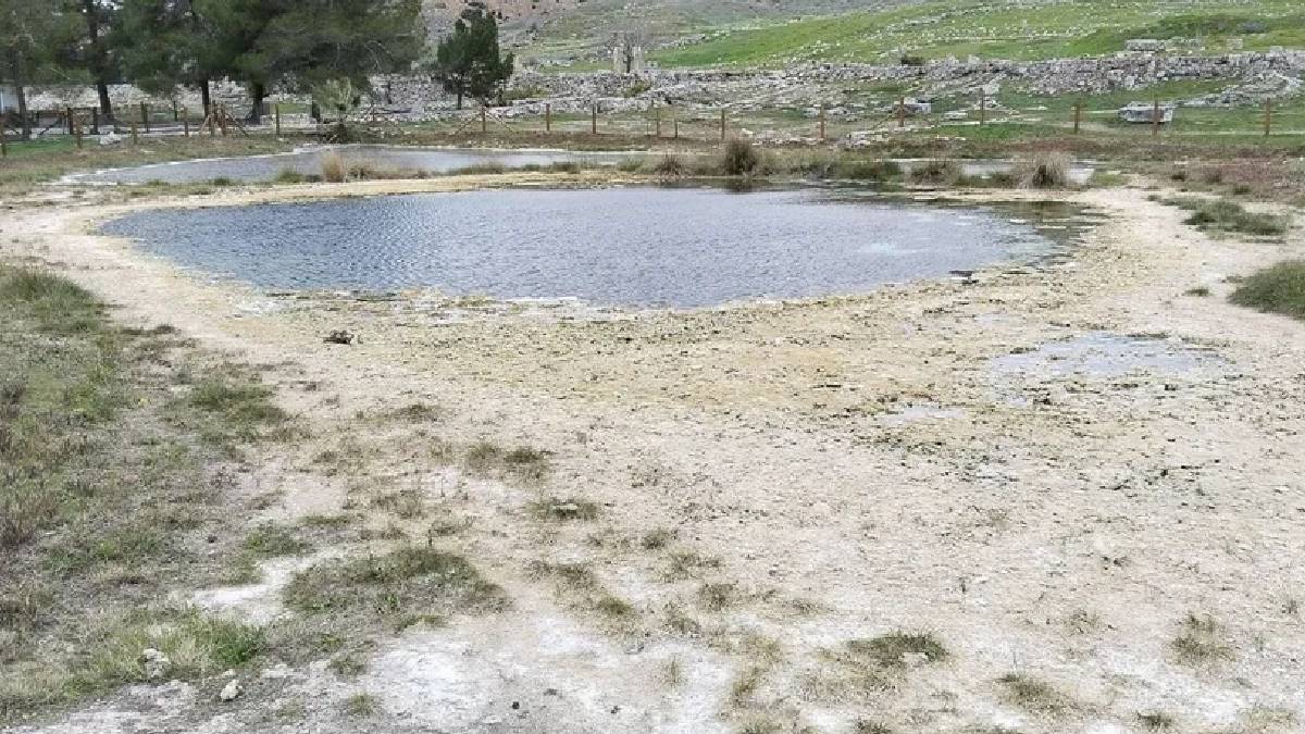 UNESCO mirası Pamukkale'de su krizi: Debi 400'den 100 litreye düştü