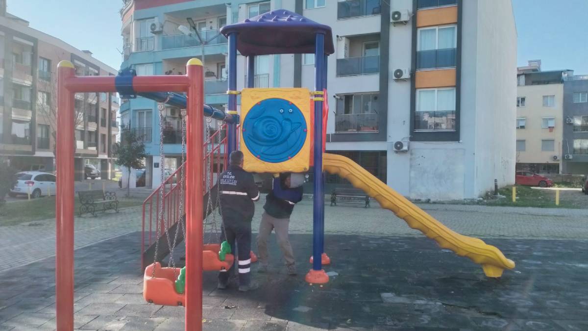 Efeler’in ekipleri yakılan parkı yeniden hizmete sundu