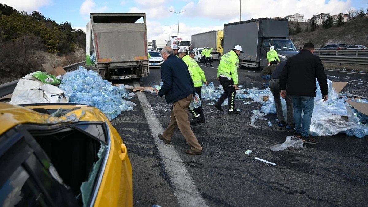 Freni patladı: Başkentte devrilen su yüklü kamyon 3 araca çarparak durabildi