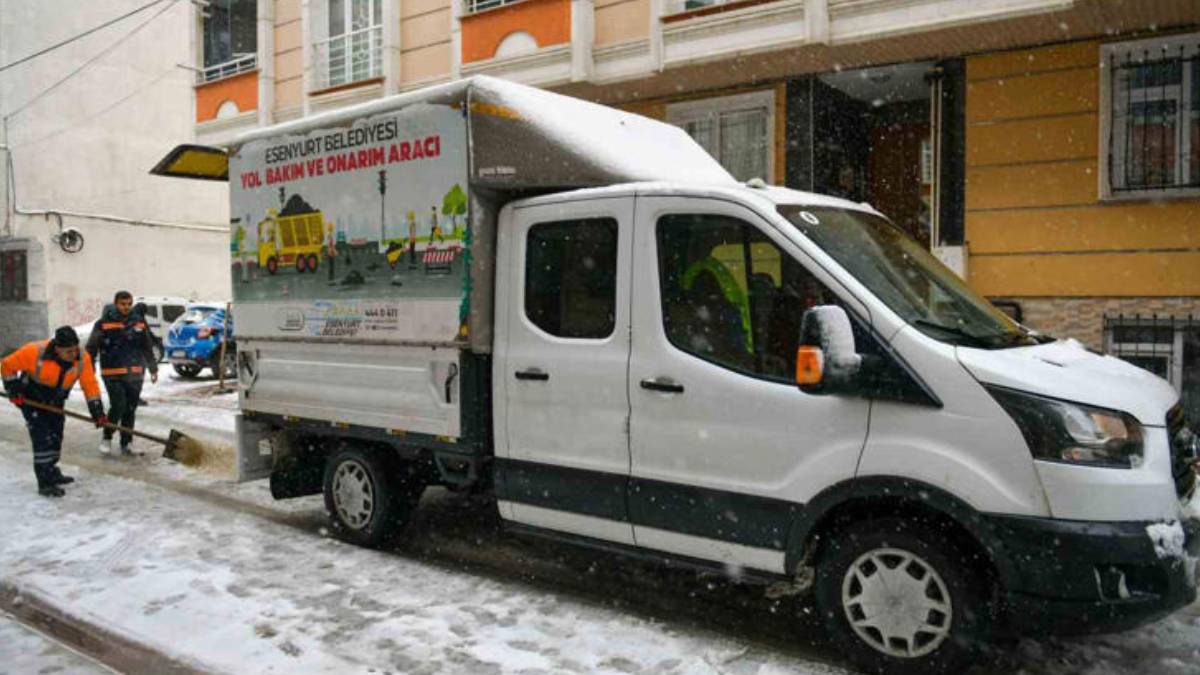 Esenyurt Belediyesi 850 personel ve 100 araçla görev başında!