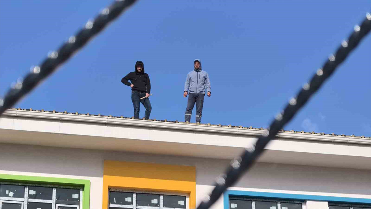 Taşeron firma maaşlarını ödemedi: Paralarını alamayan işçiler anaokulunun çatısına çıktı