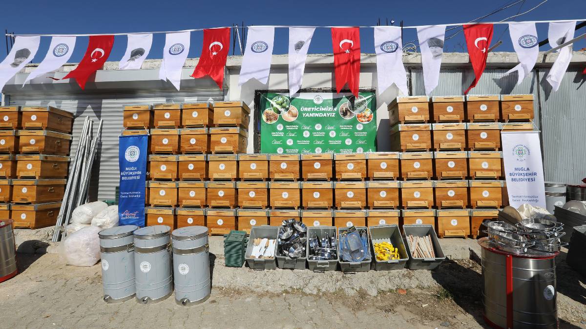 Yangın mağduru arıcılara Büyükşehir’den can suyu